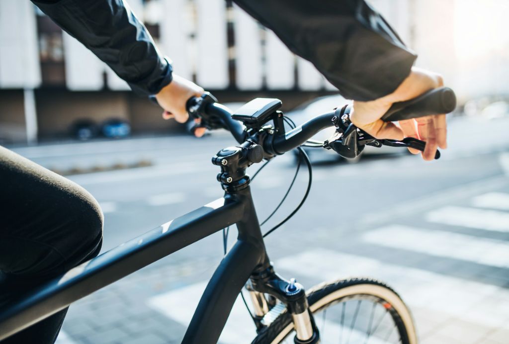 Bike handlebars with Roam tracker for bike security